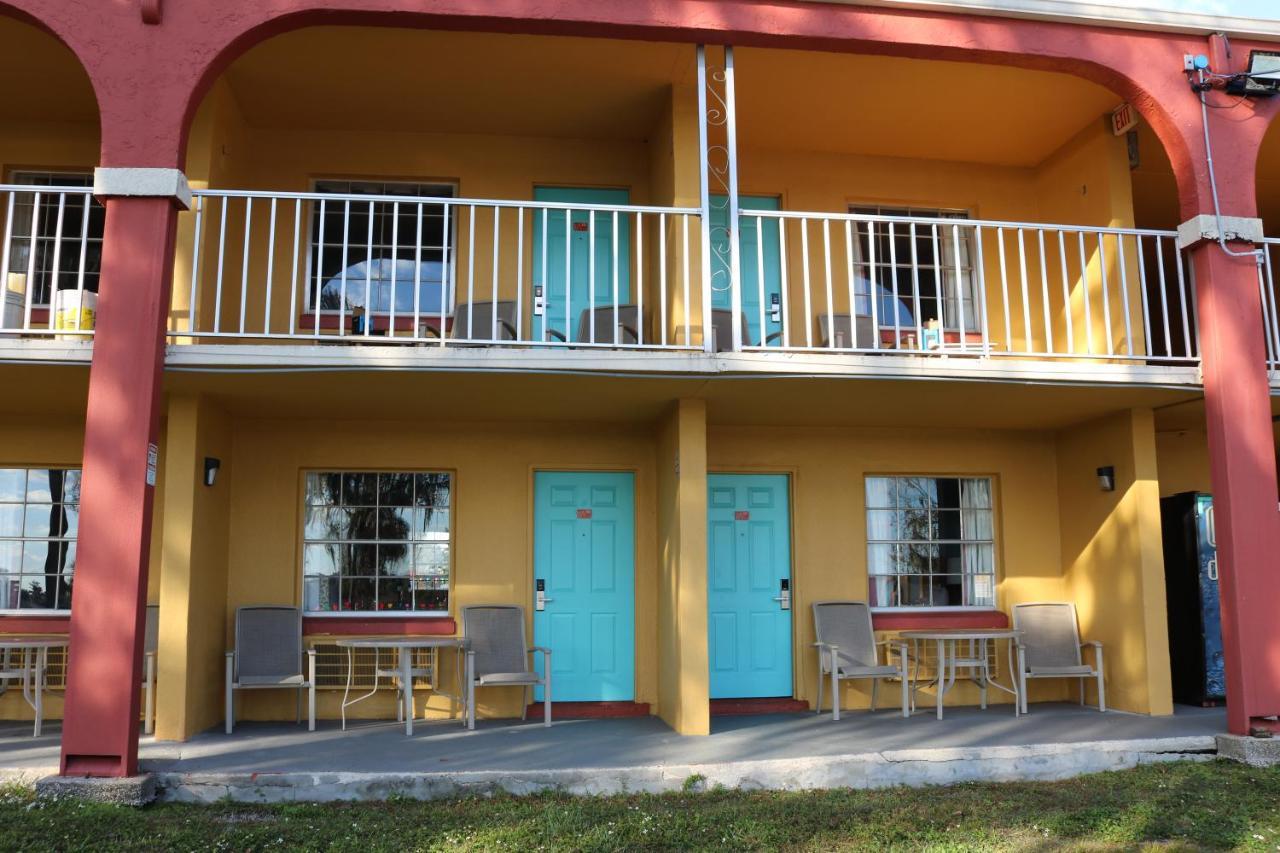 Howard Johnson by Wyndham Lake Front Park Kissimmee Exterior foto