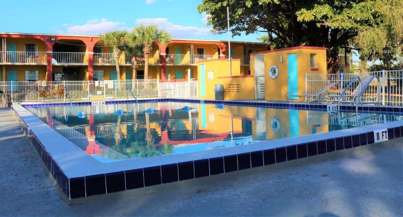 Howard Johnson by Wyndham Lake Front Park Kissimmee Exterior foto