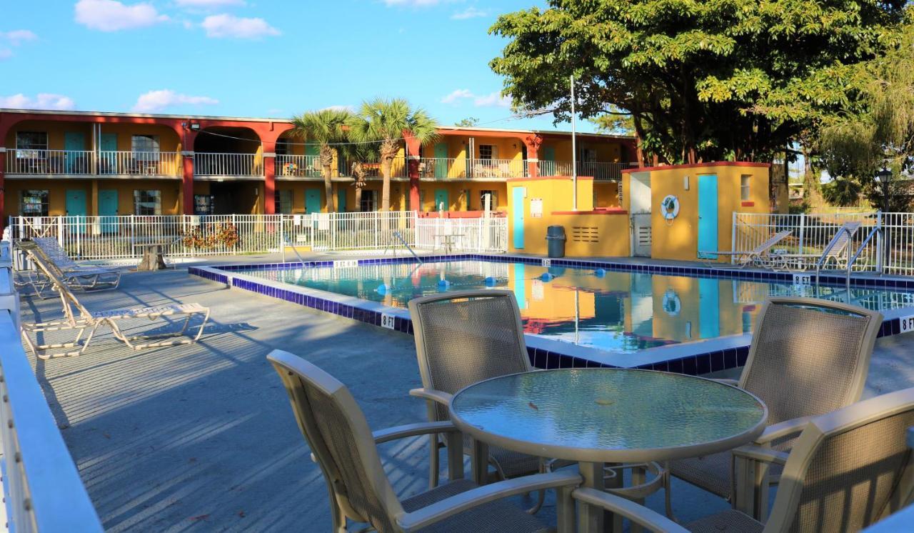 Howard Johnson by Wyndham Lake Front Park Kissimmee Exterior foto