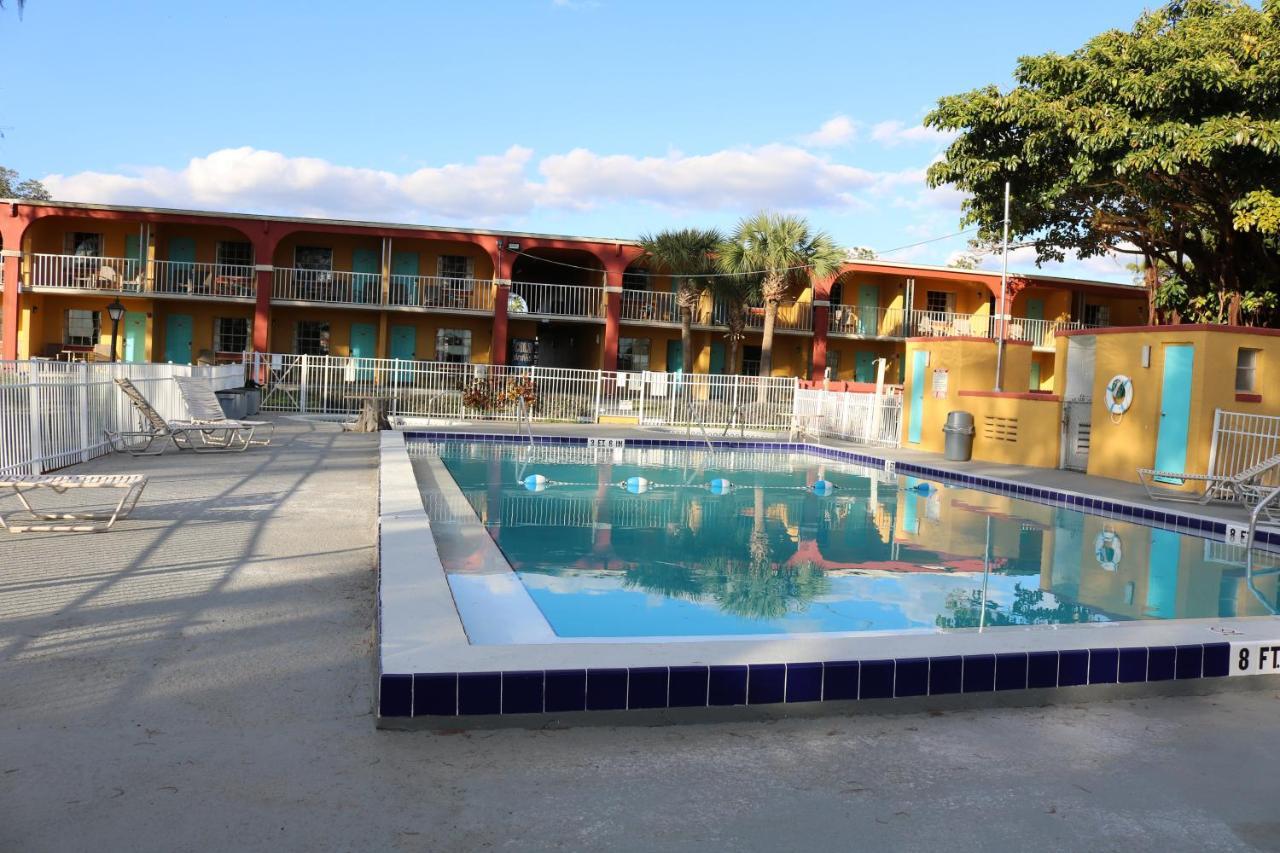 Howard Johnson by Wyndham Lake Front Park Kissimmee Exterior foto